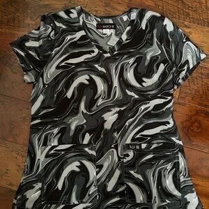 KOI Swirl Pattern Short Sleeve Top in Black and Gray